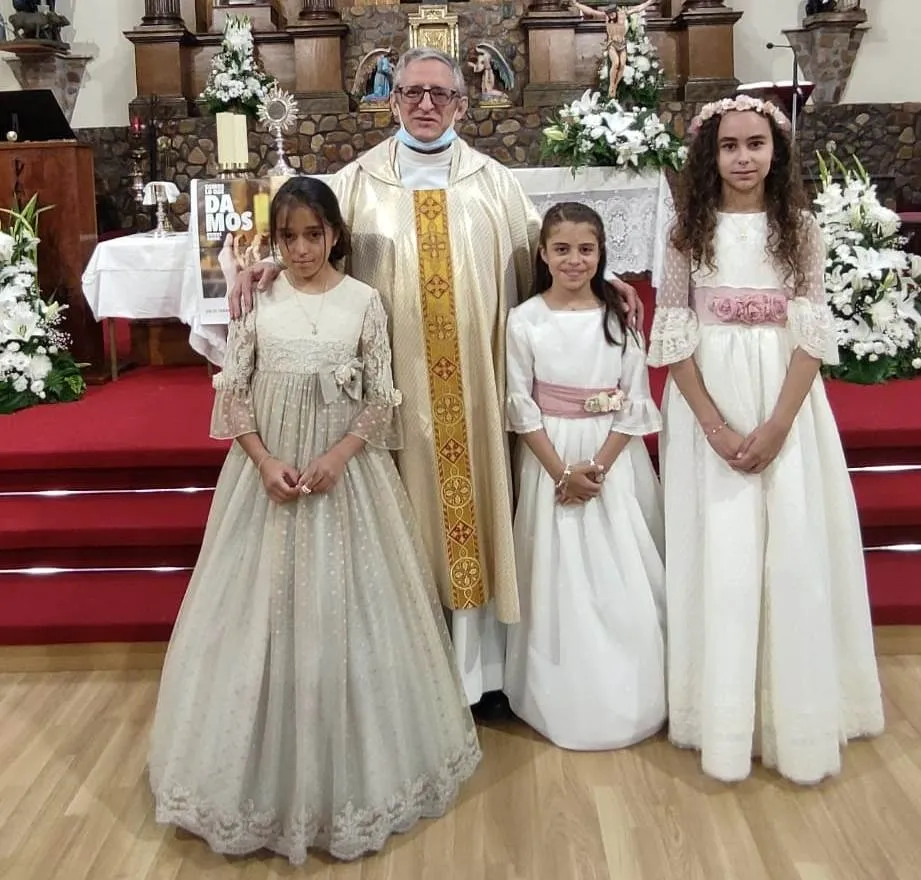 Foto 4 - Las tres ni&ntilde;as de Primera Comuni&oacute;n acompa&ntilde;an al Sant&iacute;simo en el Arrabal del Puente