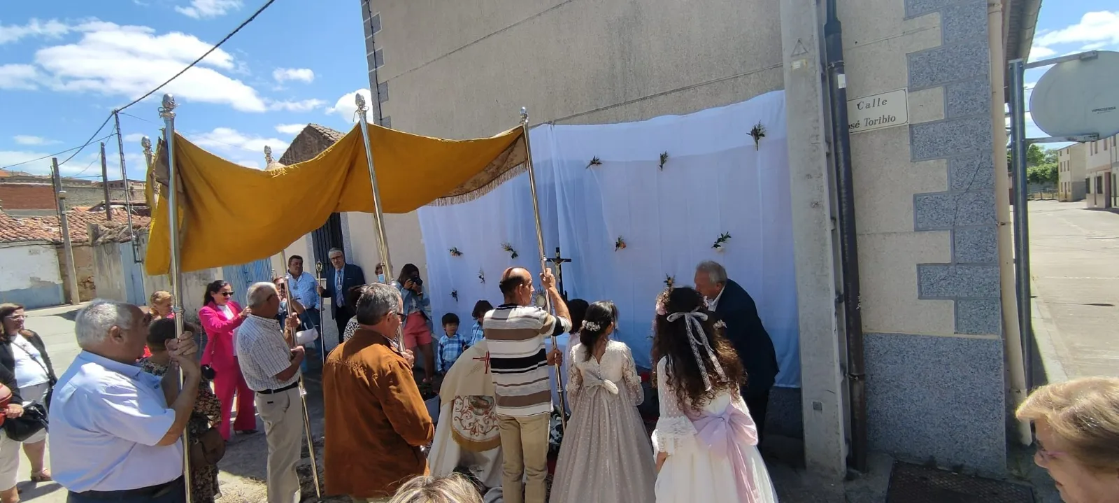 Foto 3 - Las tres ni&ntilde;as de Primera Comuni&oacute;n acompa&ntilde;an al Sant&iacute;simo en el Arrabal del Puente
