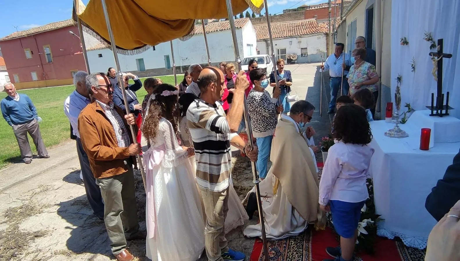 Foto 2 - Las tres ni&ntilde;as de Primera Comuni&oacute;n acompa&ntilde;an al Sant&iacute;simo en el Arrabal del Puente