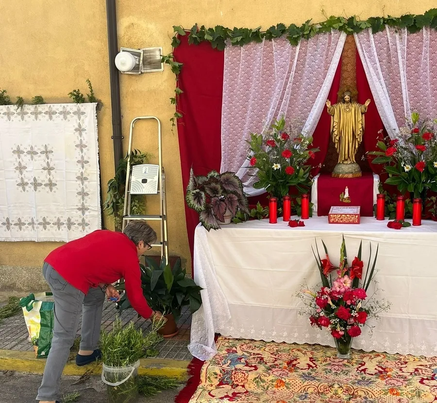 Foto 3 - Espectacular ornamentaci&oacute;n para acoger el paso del Sant&iacute;simo por el Valle de San Mart&iacute;n