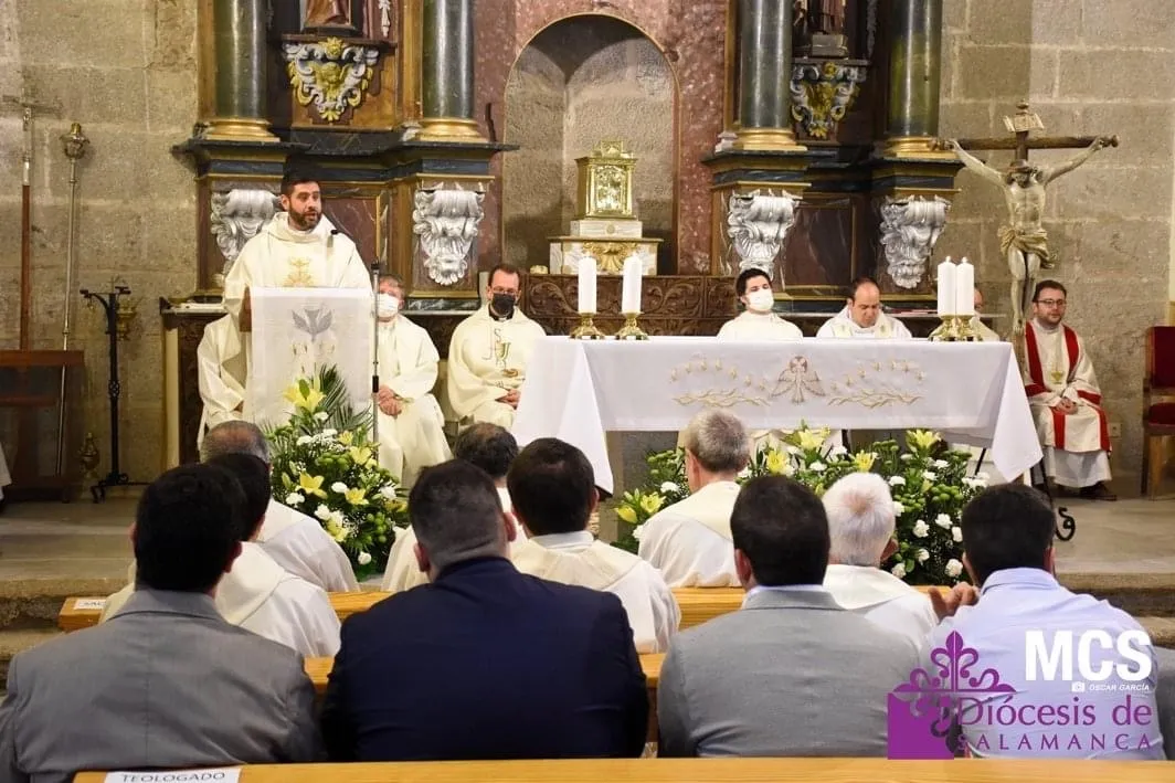 Ciriaco García oficiaba su primera misa como sacerdote en Tordillos, su localidad natal 