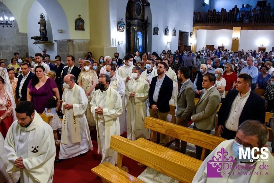 Ciriaco García oficiaba su primera misa como sacerdote en Tordillos, su localidad natal 
