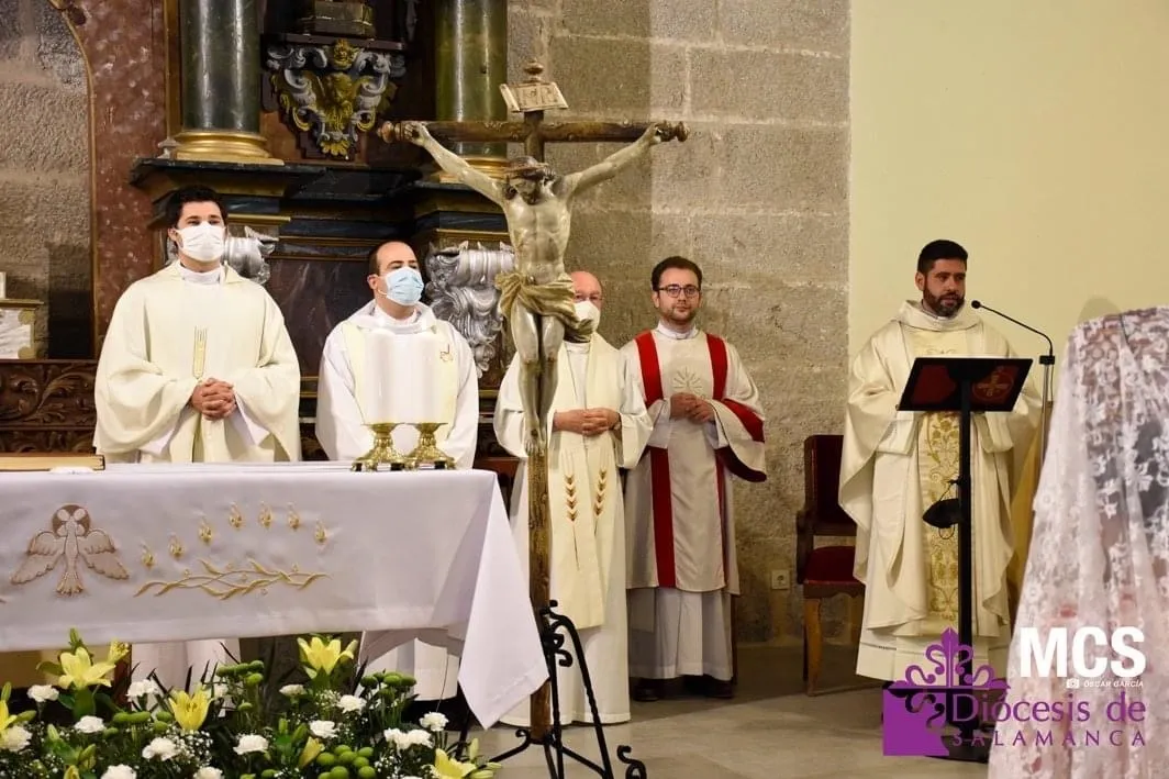 Ciriaco García oficiaba su primera misa como sacerdote en Tordillos, su localidad natal 