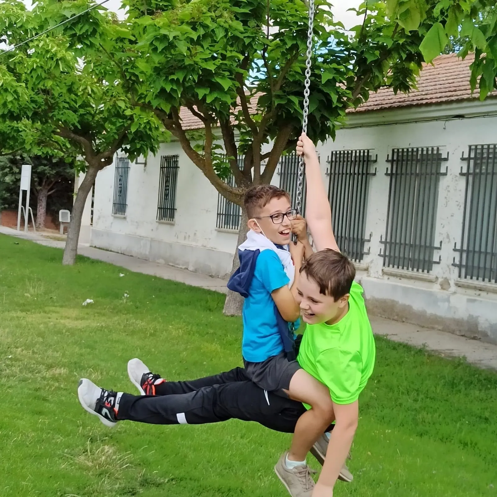 El CEIP Severiano Montero despide el curso escolar con una exhibición de los Bomberos y una ruta en bici