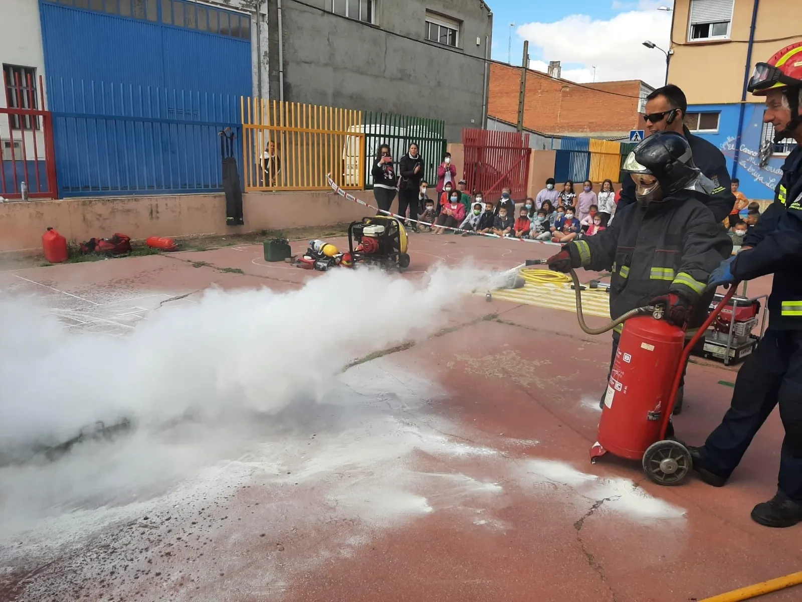 El CEIP Severiano Montero despide el curso escolar con una exhibición de los Bomberos y una ruta en bici