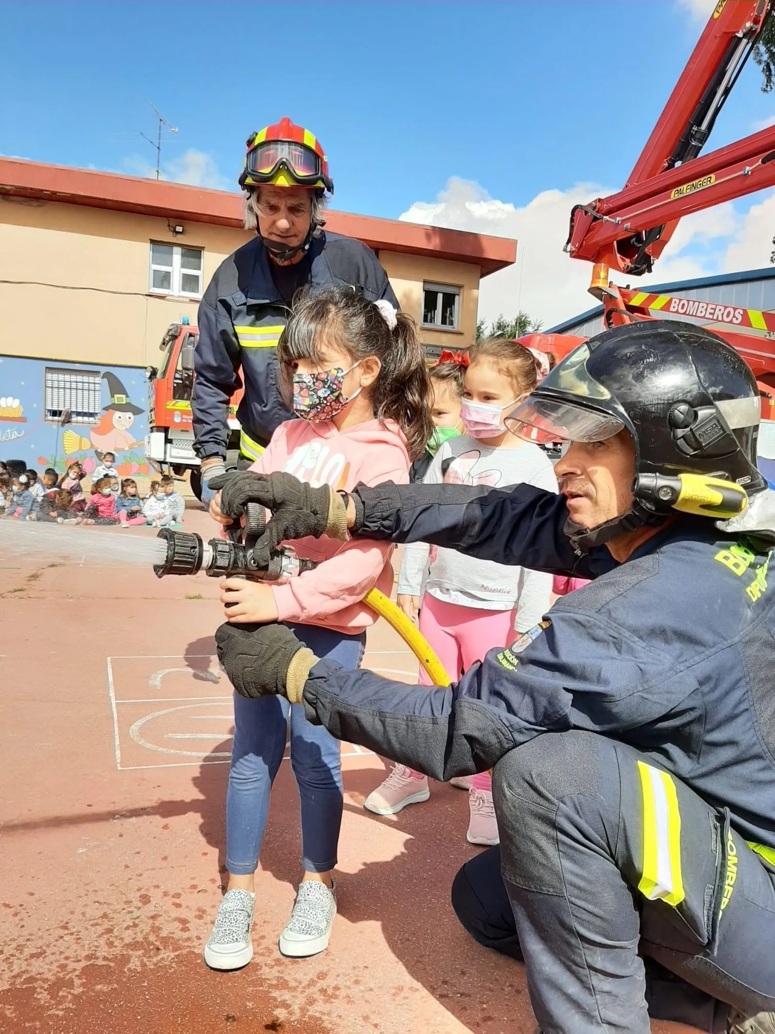 El CEIP Severiano Montero despide el curso escolar con una exhibición de los Bomberos y una ruta en bici