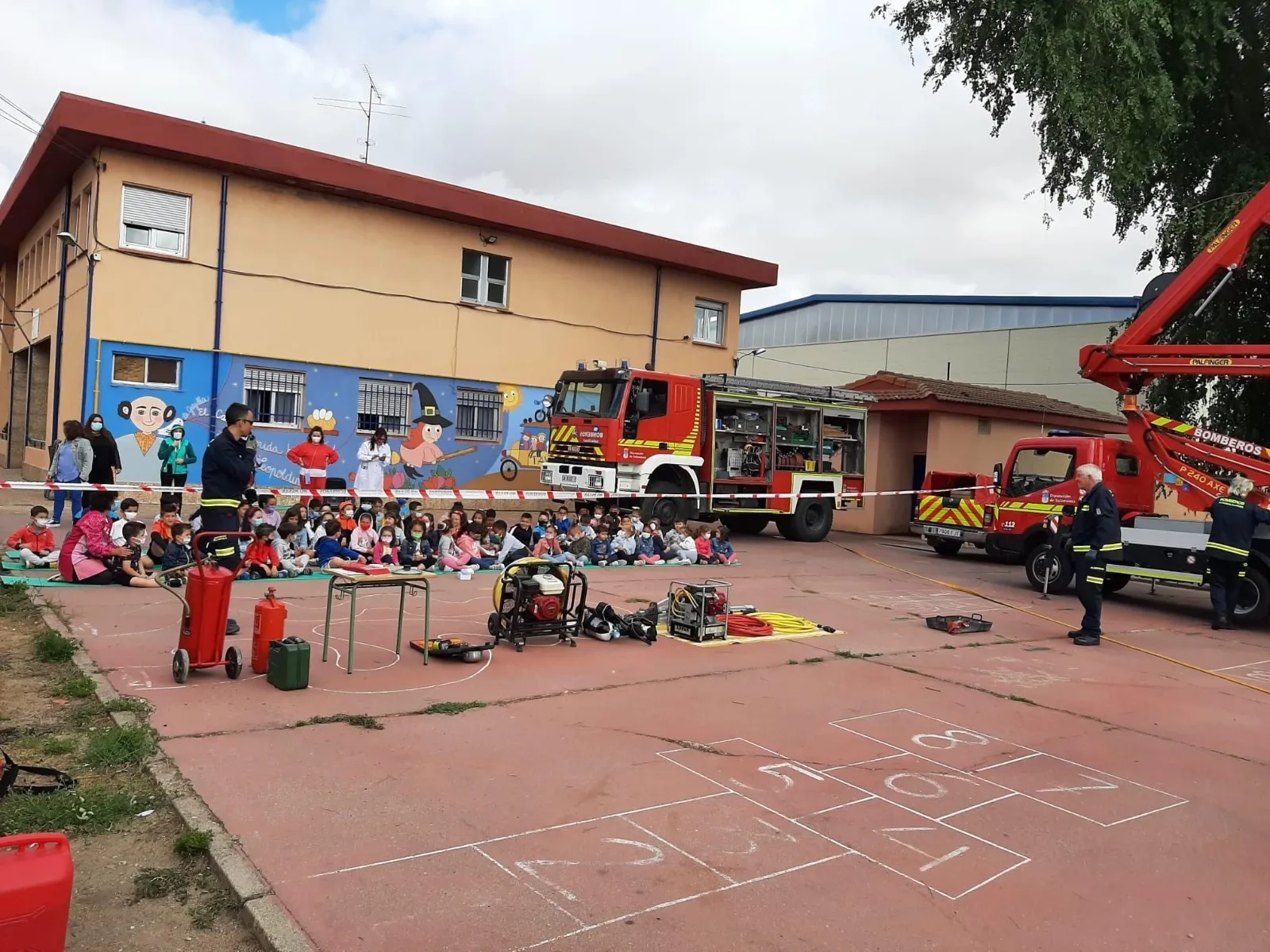 El CEIP Severiano Montero despide el curso escolar con una exhibición de los Bomberos y una ruta en bici