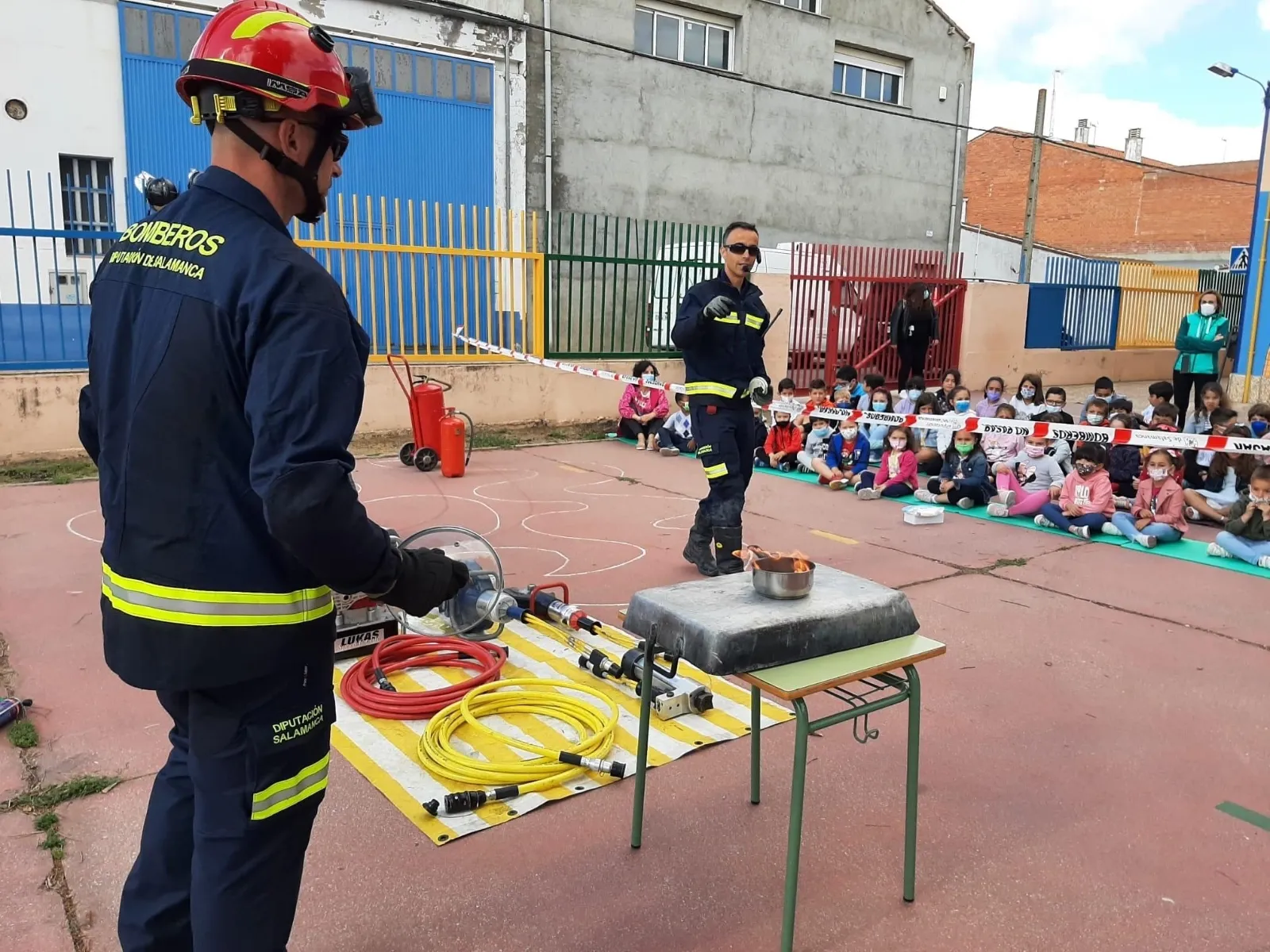 El CEIP Severiano Montero despide el curso escolar con una exhibición de los Bomberos y una ruta en bici