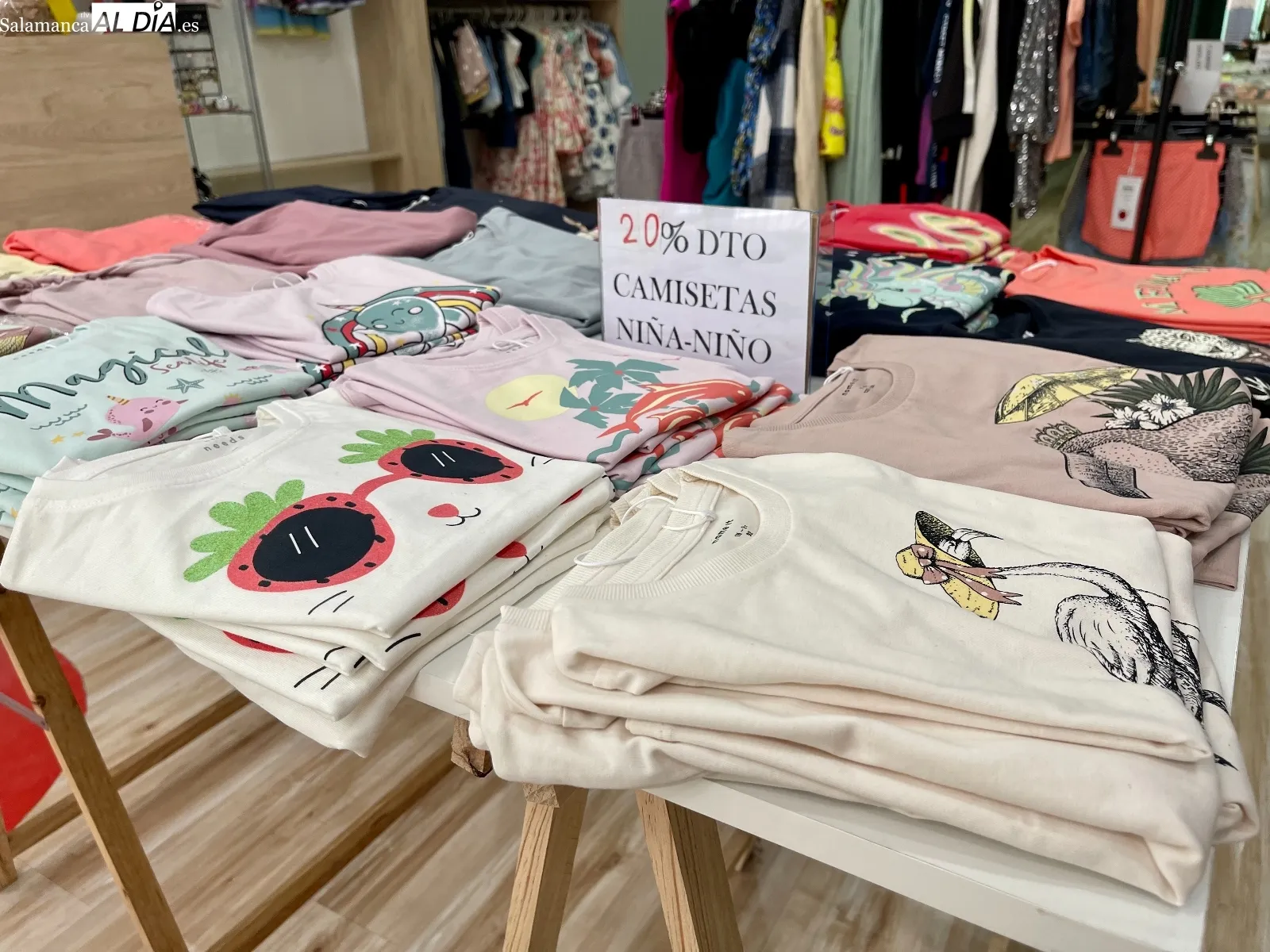 Lokura Transitoria arranca su campaña de rebajas de verano en la calle Elisa Muñoz 24 en Peñaranda