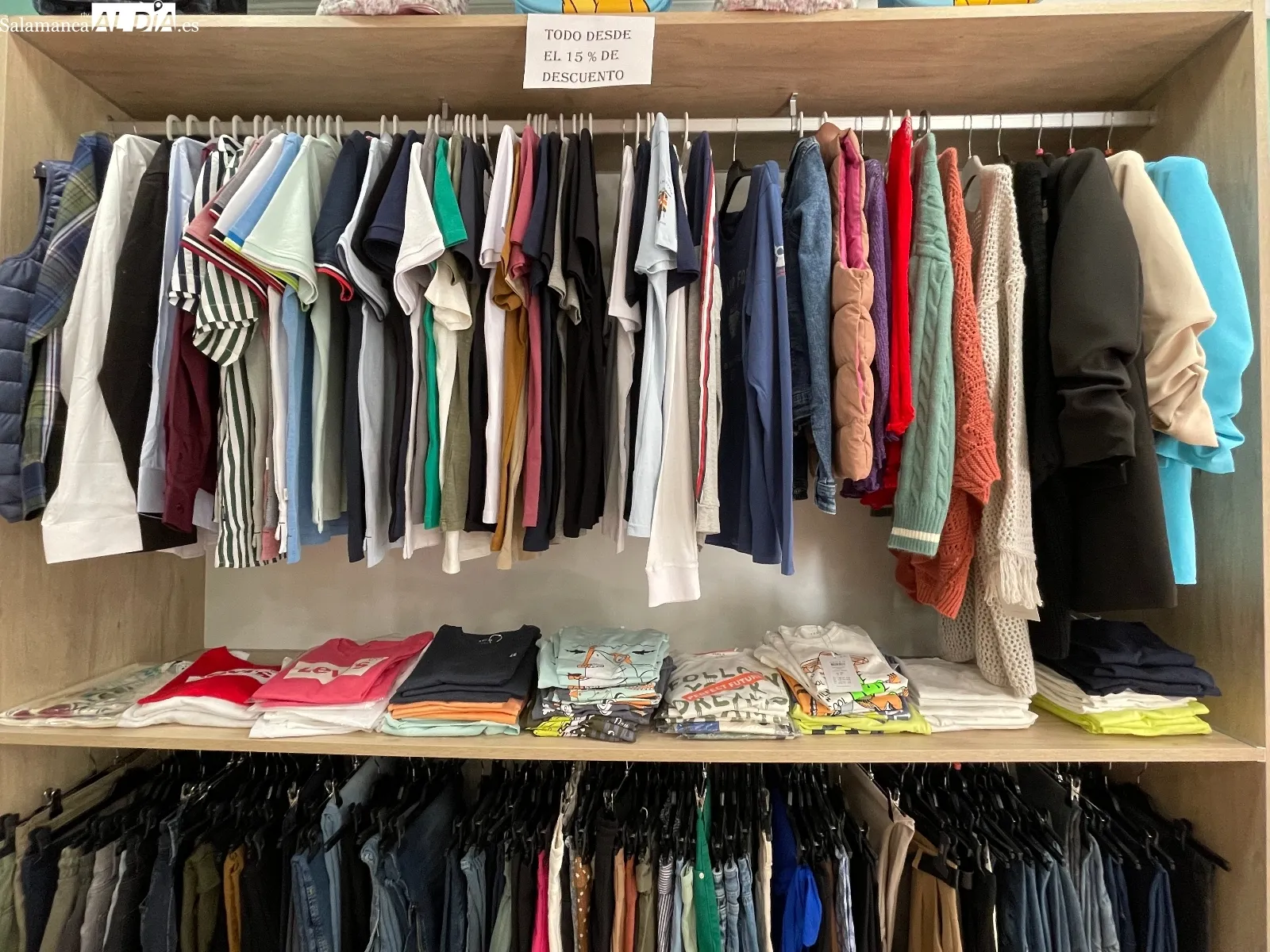 Lokura Transitoria arranca su campaña de rebajas de verano en la calle Elisa Muñoz 24 en Peñaranda