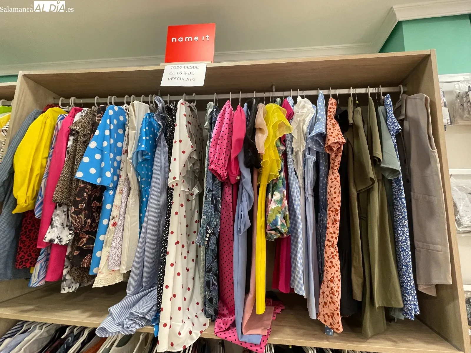 Lokura Transitoria arranca su campaña de rebajas de verano en la calle Elisa Muñoz 24 en Peñaranda