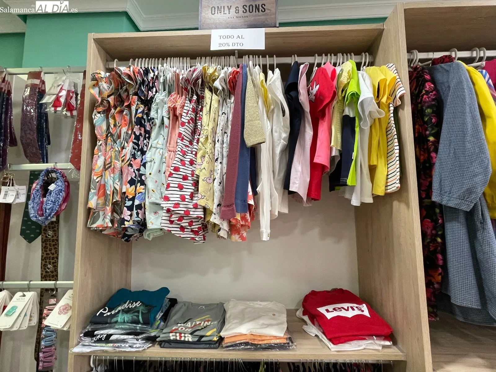 Lokura Transitoria arranca su campaña de rebajas de verano en la calle Elisa Muñoz 24 en Peñaranda
