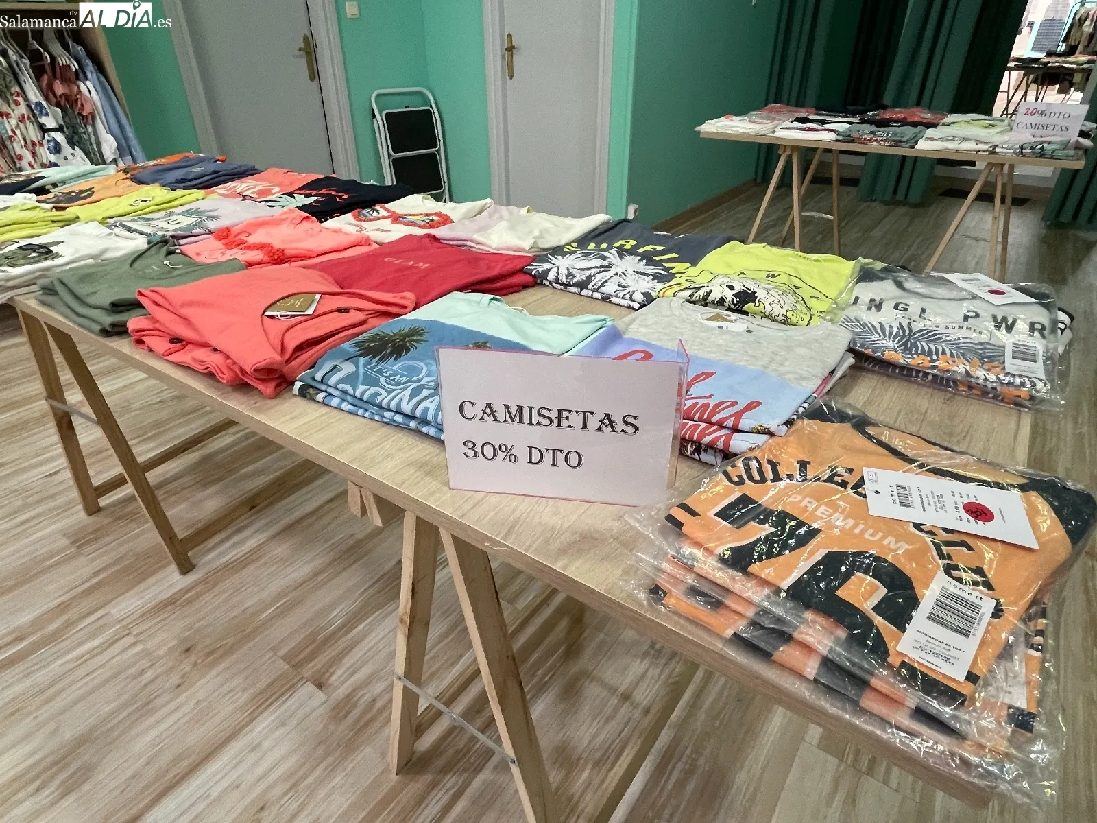 Lokura Transitoria arranca su campaña de rebajas de verano en la calle Elisa Muñoz 24 en Peñaranda