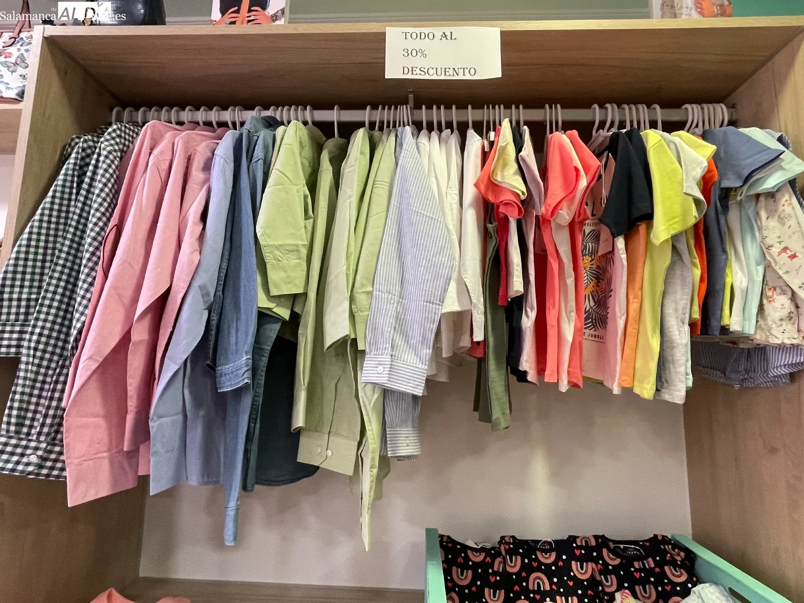 Lokura Transitoria arranca su campaña de rebajas de verano en la calle Elisa Muñoz 24 en Peñaranda