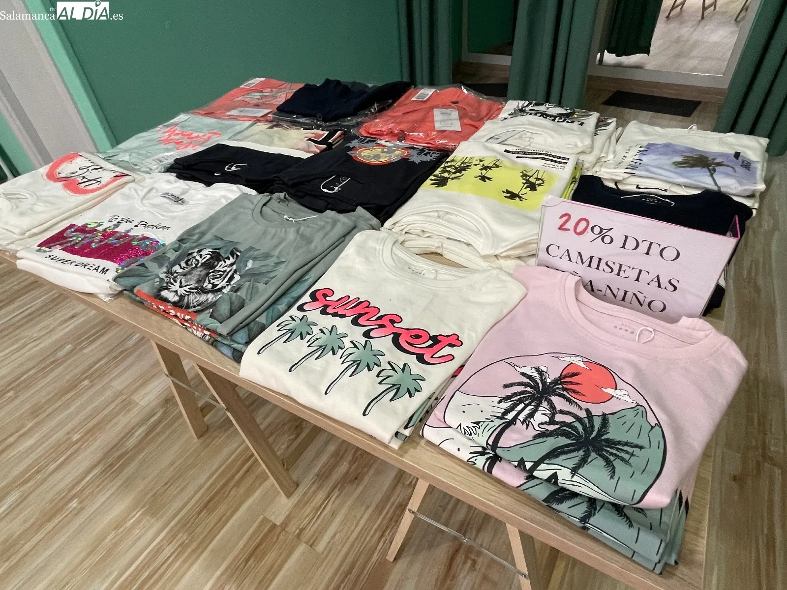 Lokura Transitoria arranca su campaña de rebajas de verano en la calle Elisa Muñoz 24 en Peñaranda