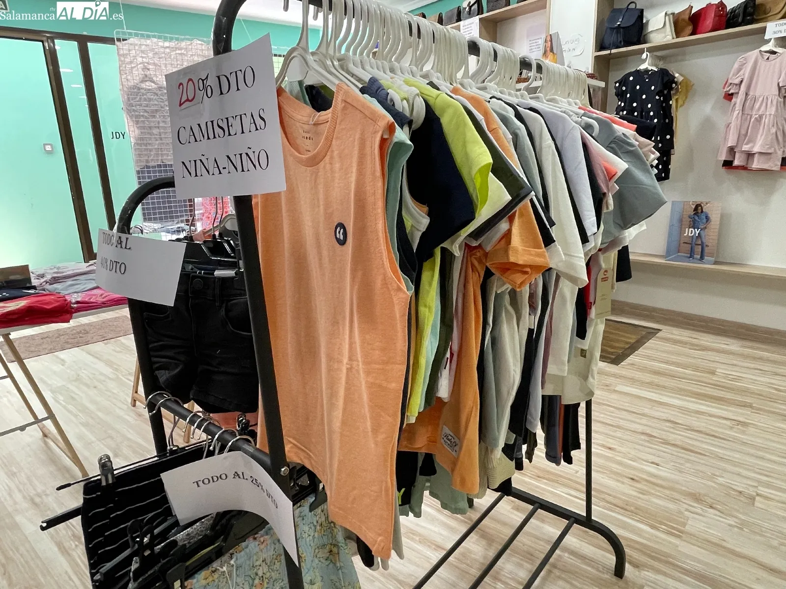 Lokura Transitoria arranca su campaña de rebajas de verano en la calle Elisa Muñoz 24 en Peñaranda