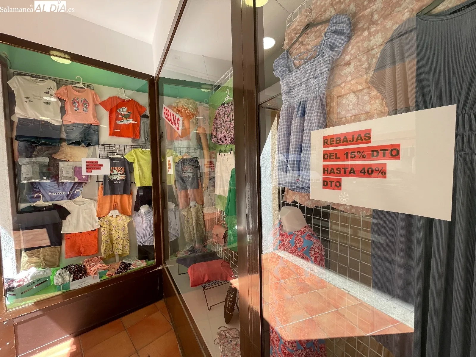 Lokura Transitoria arranca su campaña de rebajas de verano en la calle Elisa Muñoz 24 en Peñaranda