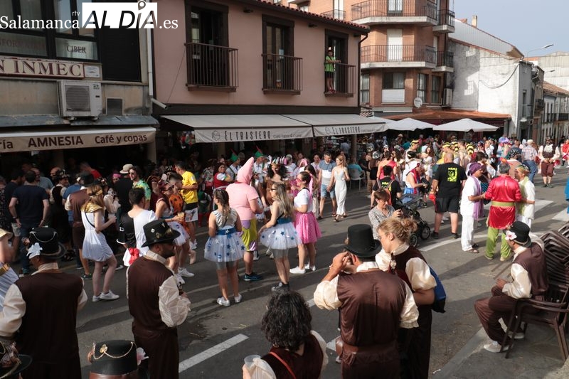 Un espectacular desfile de disfraces animaba la tarde del Jueves de Corpus en Vitigudino