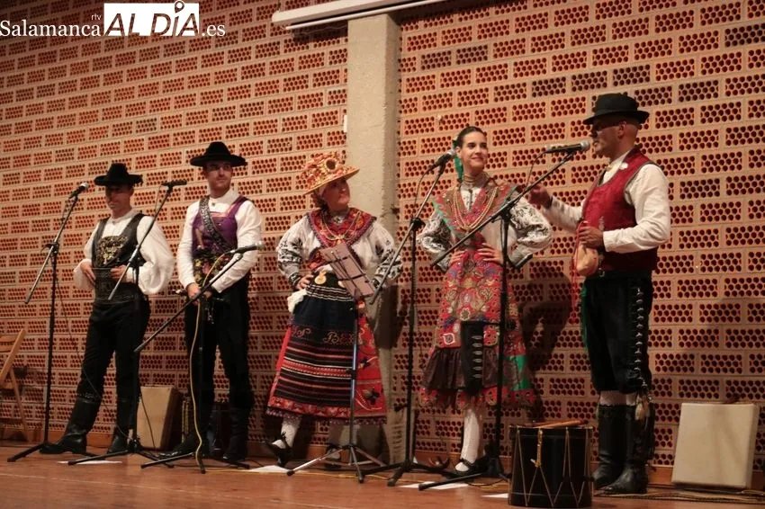 Actuación del grupo de folclore Arraigo en El Cubo de Don Sancho / CORRAL 
