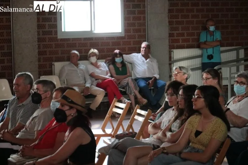 Actuación del grupo de folclore Arraigo en El Cubo de Don Sancho / CORRAL 