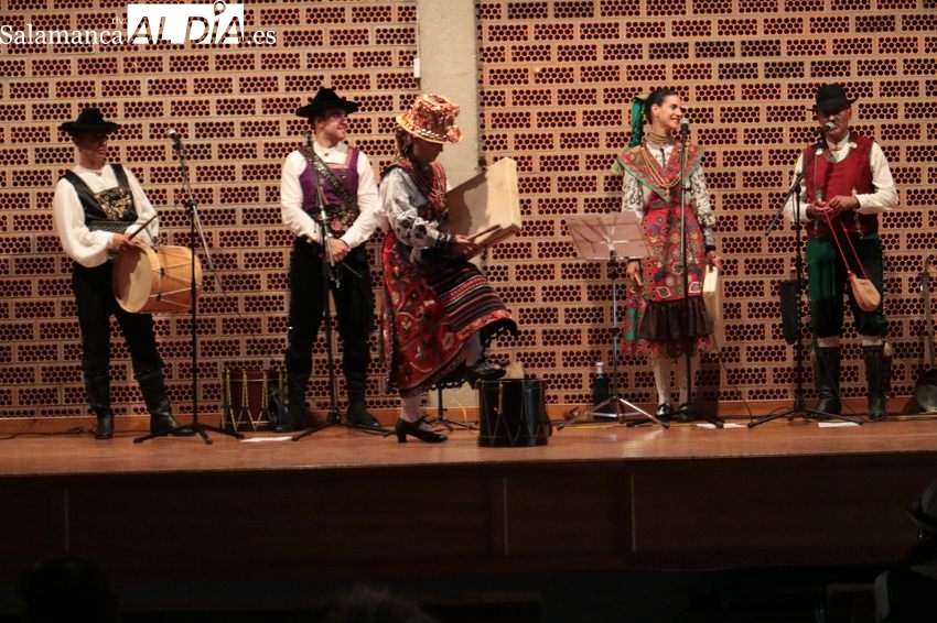 Actuación del grupo de folclore Arraigo en El Cubo de Don Sancho / CORRAL 