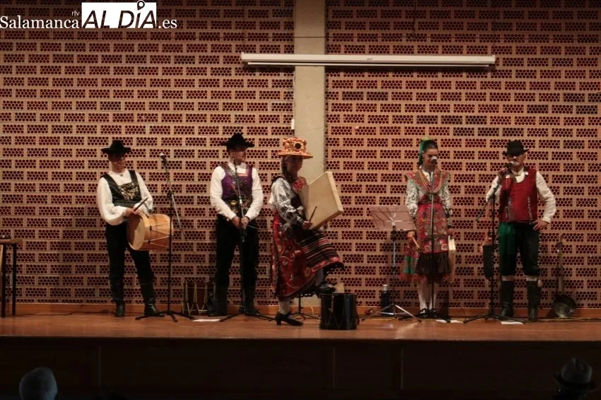 Actuación del grupo de folclore Arraigo en El Cubo de Don Sancho / CORRAL 