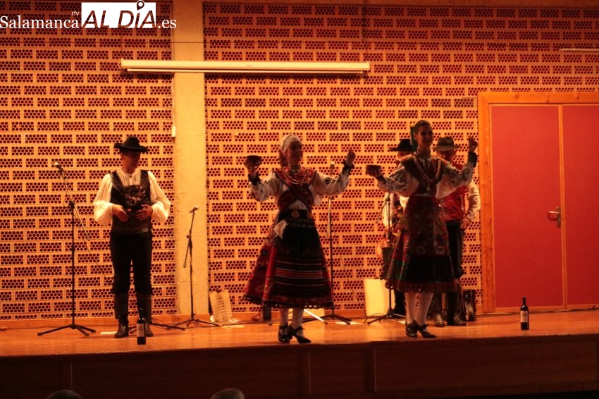 Actuación del grupo de folclore Arraigo en El Cubo de Don Sancho / CORRAL 