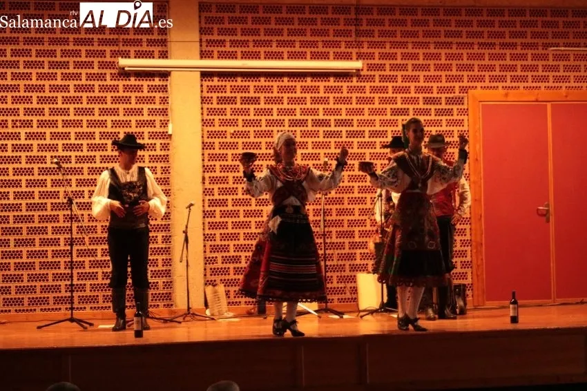 Actuación del grupo de folclore Arraigo en El Cubo de Don Sancho / CORRAL 