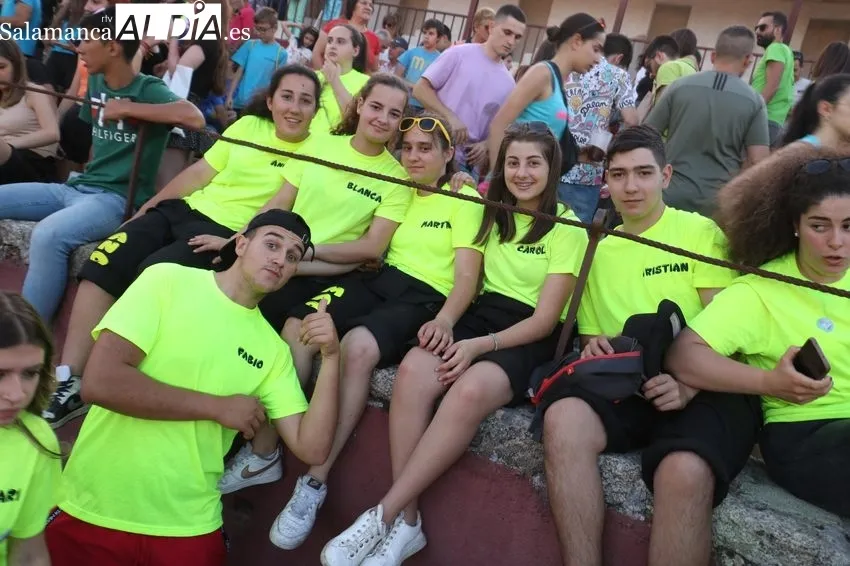 Divertida charlotada de la peña Desnivel y bonito encierro de Barcial en la capea / CORRAL