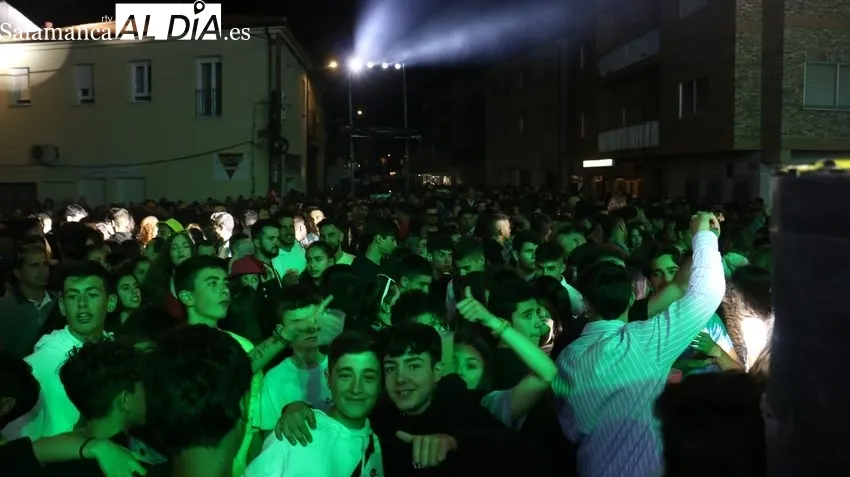 Actuación de la orquesta La Misión en Vitigudino / CORRAL