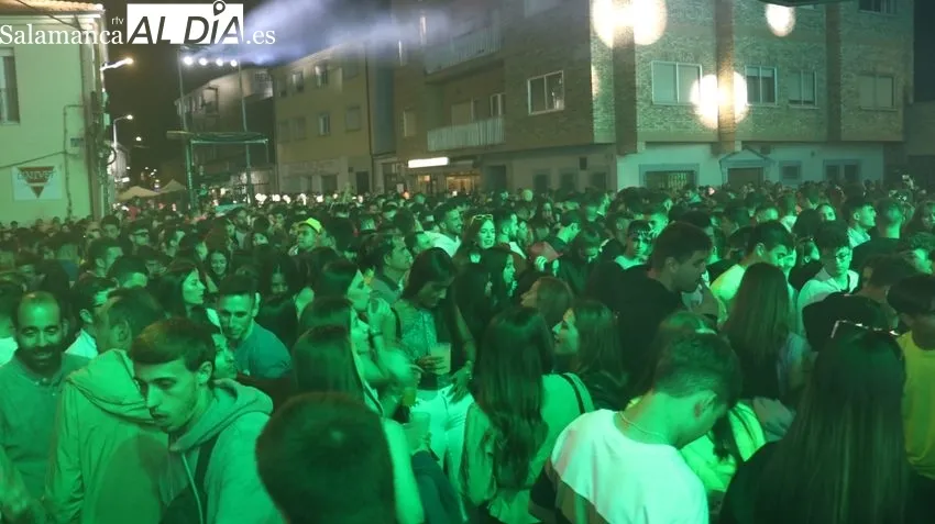 Actuación de la orquesta La Misión en Vitigudino / CORRAL