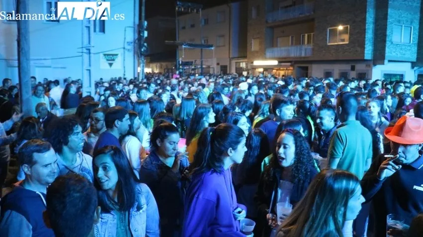 Actuación de la orquesta La Misión en Vitigudino / CORRAL