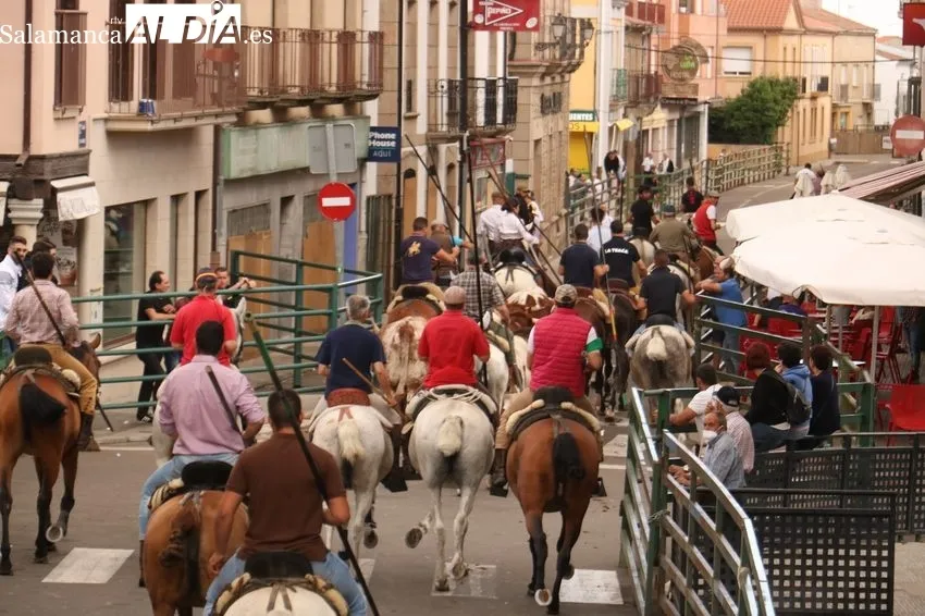Encierro a caballo en Vitigudino / CORRAL