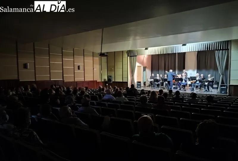 Actuación de la Agrupación Musical Salmantina en Villarino de los Aires