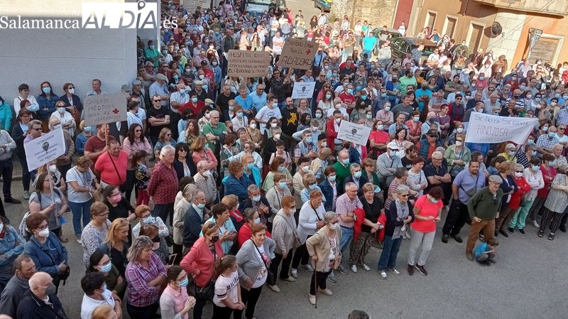 Manifestación de los vecinos del Abadengo ante el centro de salud de Lumbrales, el día 4 de junio