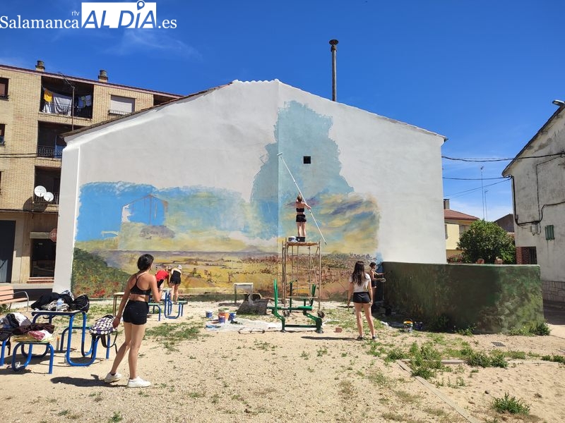 Un gan mural con la imagen de Vitigudino y su cielo embellece el parque biosaludable de San Blas en Vitigudino / CORRAL