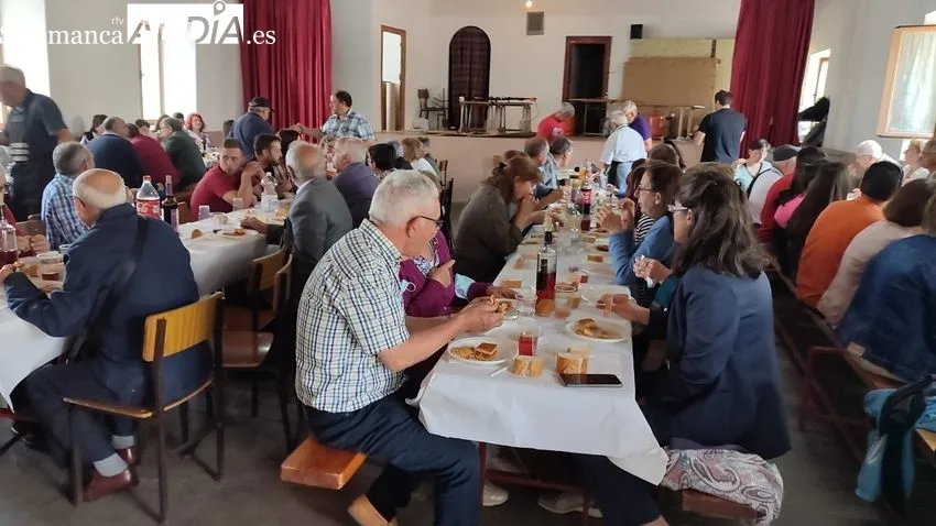 Los vecinos de Peralejos de Abajo celebran San Juan / MABEL SÁNCHEZ