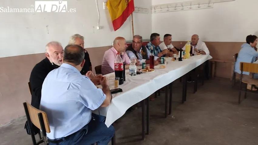 Los vecinos de Peralejos de Abajo celebran San Juan / MABEL SÁNCHEZ