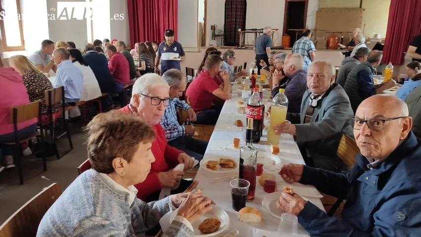 Los vecinos de Peralejos de Abajo celebran San Juan / MABEL SÁNCHEZ