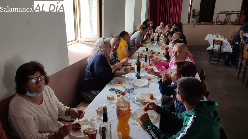Los vecinos de Peralejos de Abajo celebran San Juan / MABEL SÁNCHEZ