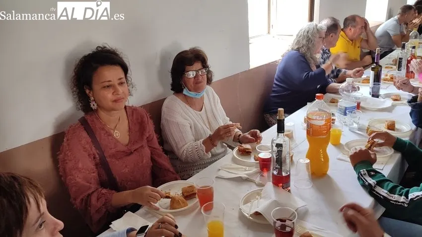 Los vecinos de Peralejos de Abajo celebran San Juan / MABEL SÁNCHEZ