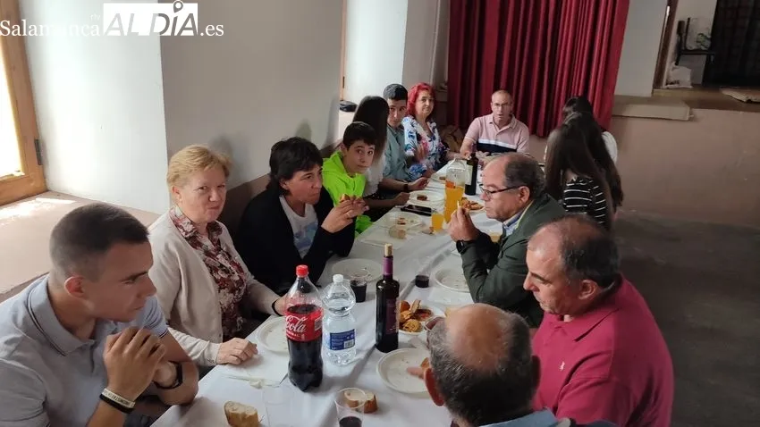 Los vecinos de Peralejos de Abajo celebran San Juan / MABEL SÁNCHEZ