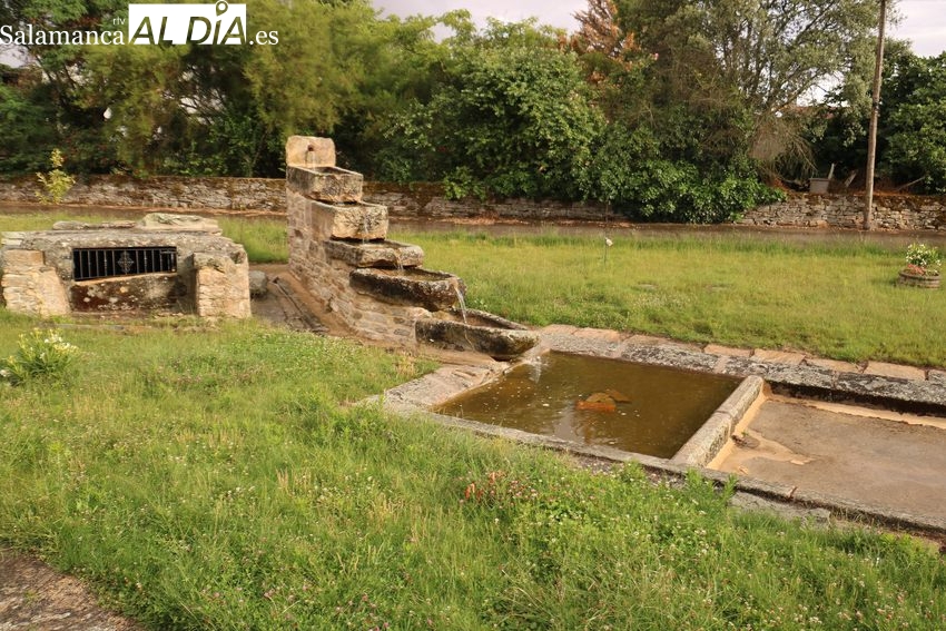 Fuente nueva construida en los jardines entre las dos avenidas en Villar de Peralonso / CORRAL  