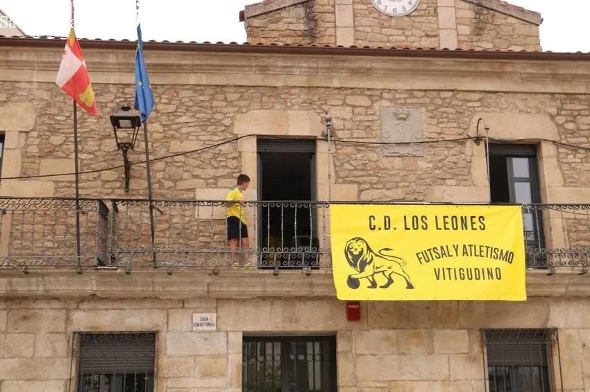 Recibimiento en el Ayuntamiento de Vitigudino al CD Los Leones por su gran tempoorada / CORRAL