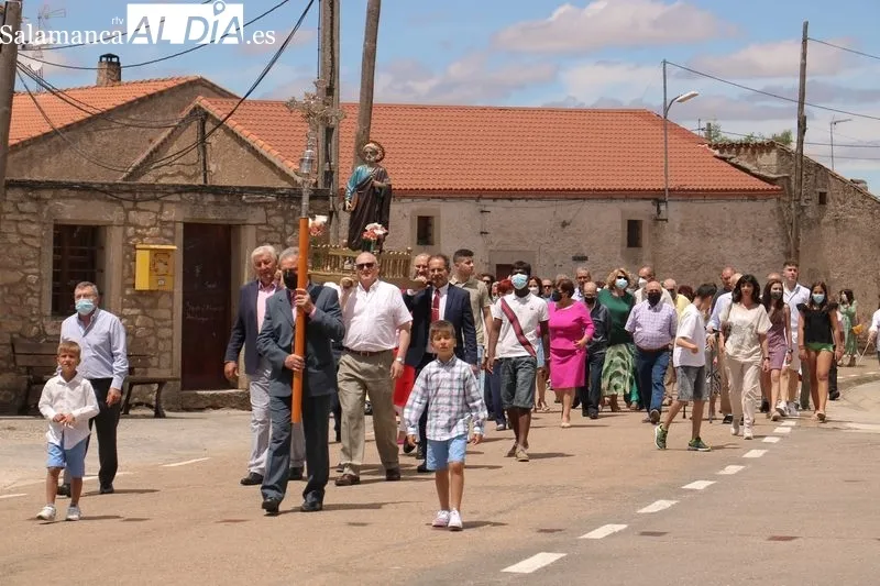 Procesión de San Pedro por las calles de Villar de Peralonso / CORRAL 