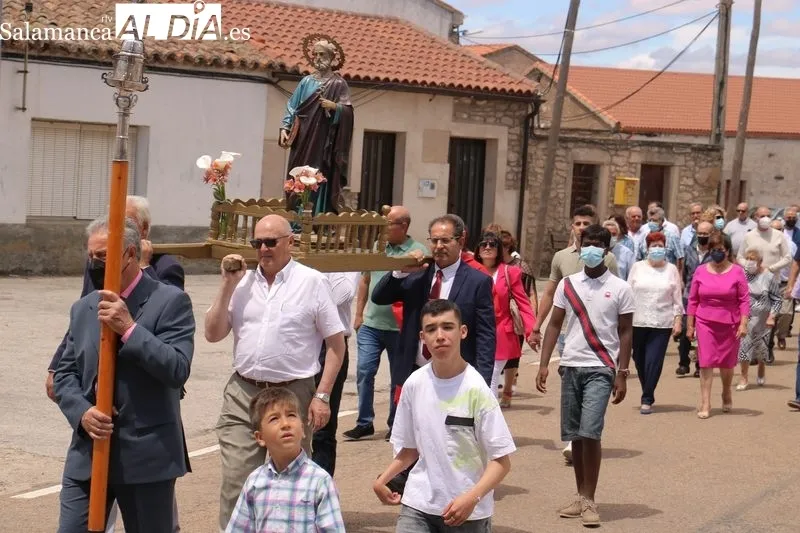 Procesión de San Pedro por las calles de Villar de Peralonso / CORRAL 