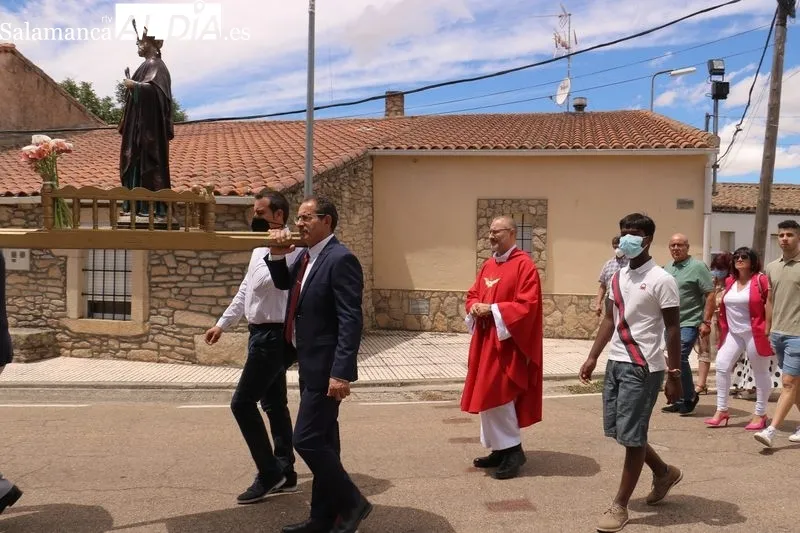 Procesión de San Pedro por las calles de Villar de Peralonso / CORRAL 