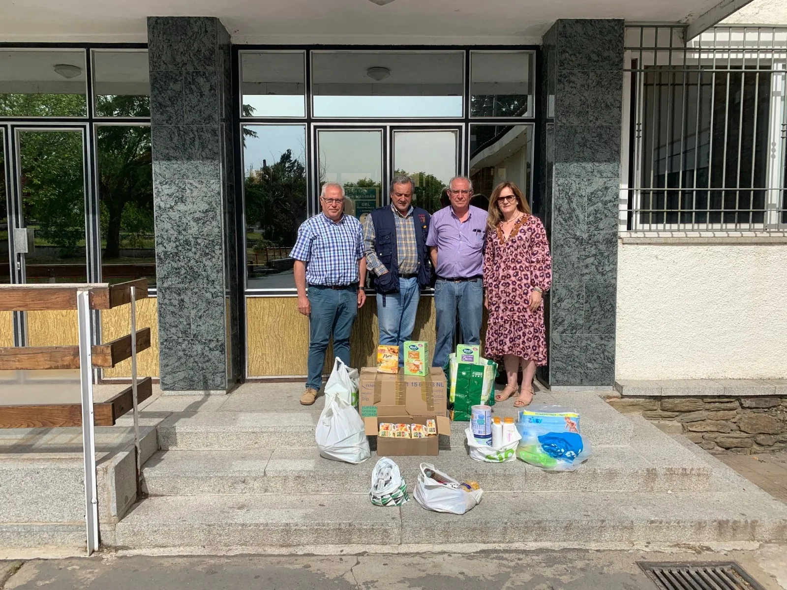 Foto 2 - ANPE Salamanca entrega medicinas y alimentos a los refugiados ucranianos en Armenteros