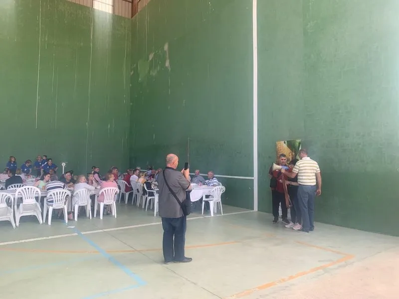 Imágenes de la paella en Peñarandilla en solidaridad con Pyfano