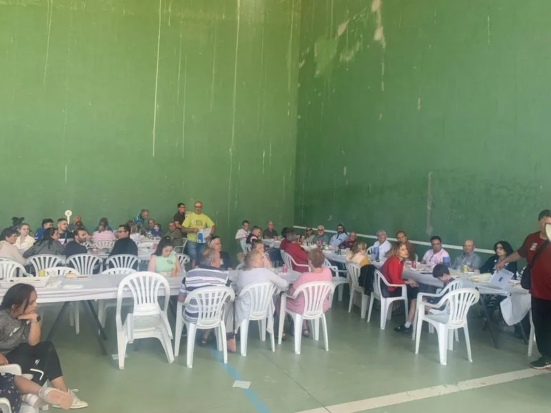 Imágenes de la paella en Peñarandilla en solidaridad con Pyfano